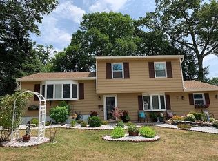 23 McGinnis Rd, Edison, NJ 08817