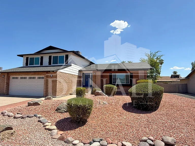 811 E Chilton Dr — Photo 2