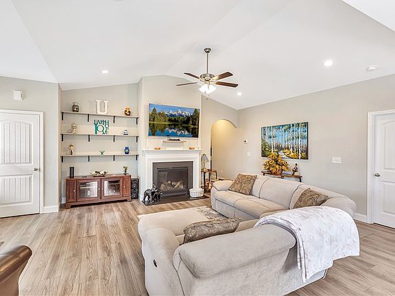 3rd image of 160 Inlet Pointe Dr