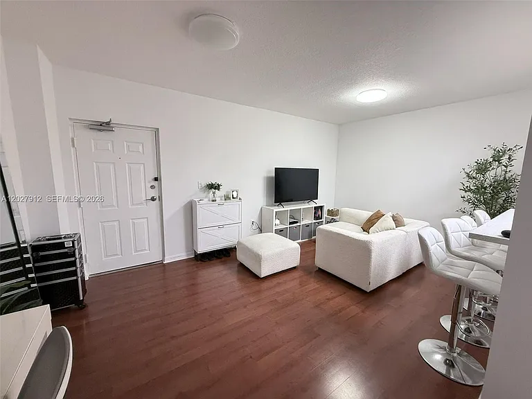 115 SW 42nd Ave #402 — Photo 6
