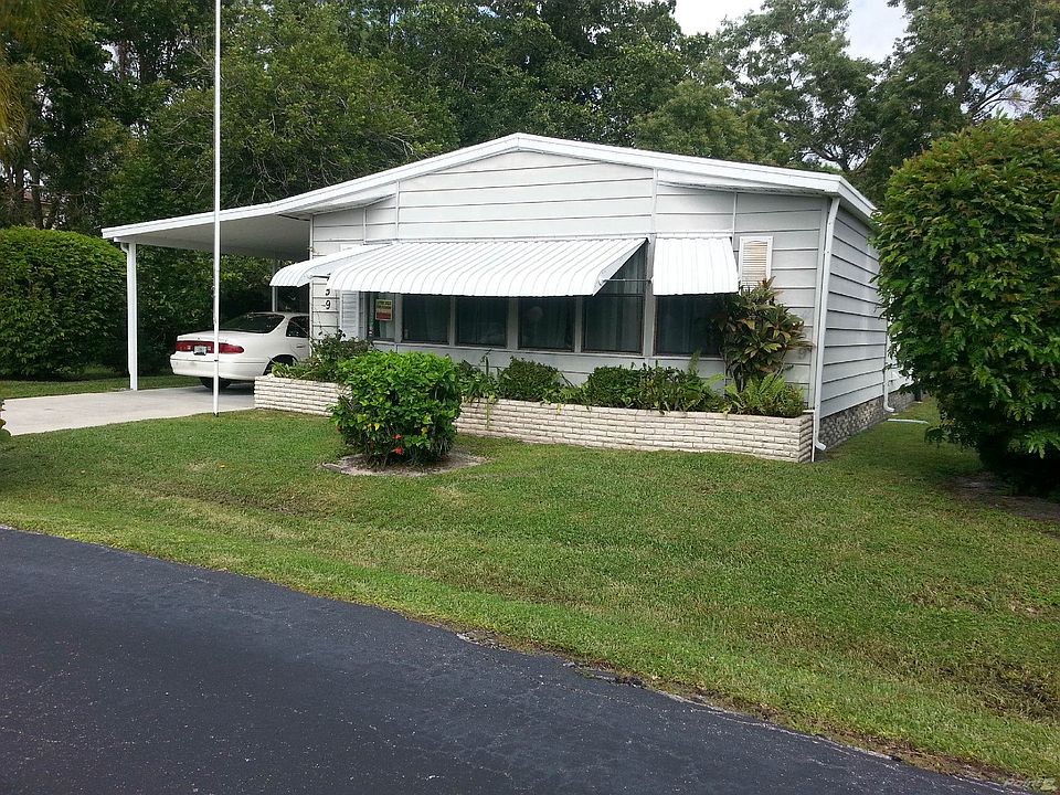 Large 2/2 with separate living room and family room
