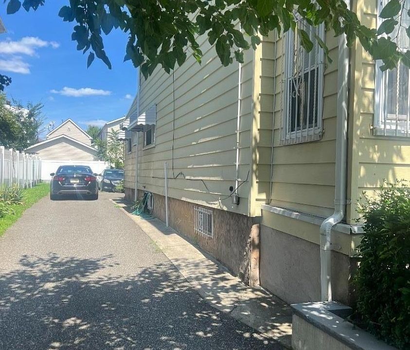 2nd image of 1013-1015 Laura St