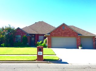 2204 SW 33rd St, Moore, OK 73170