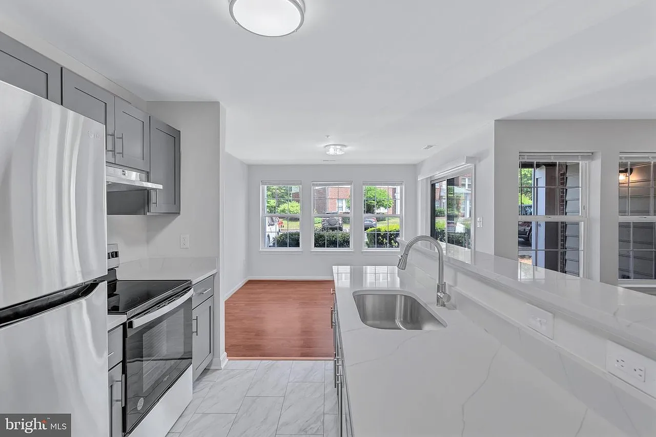 2 bed, 1057 sqft, $2,050 — Photo 4