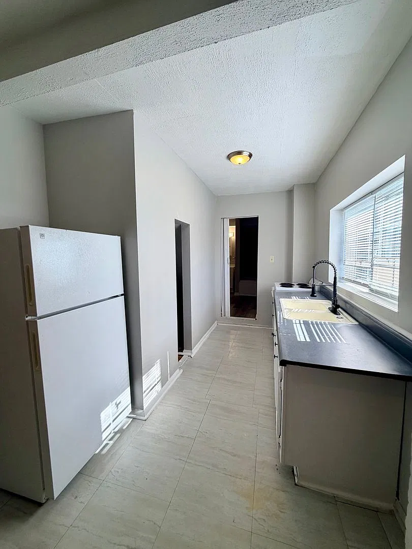 321 North Broadway Street (Z4) — Photo 1