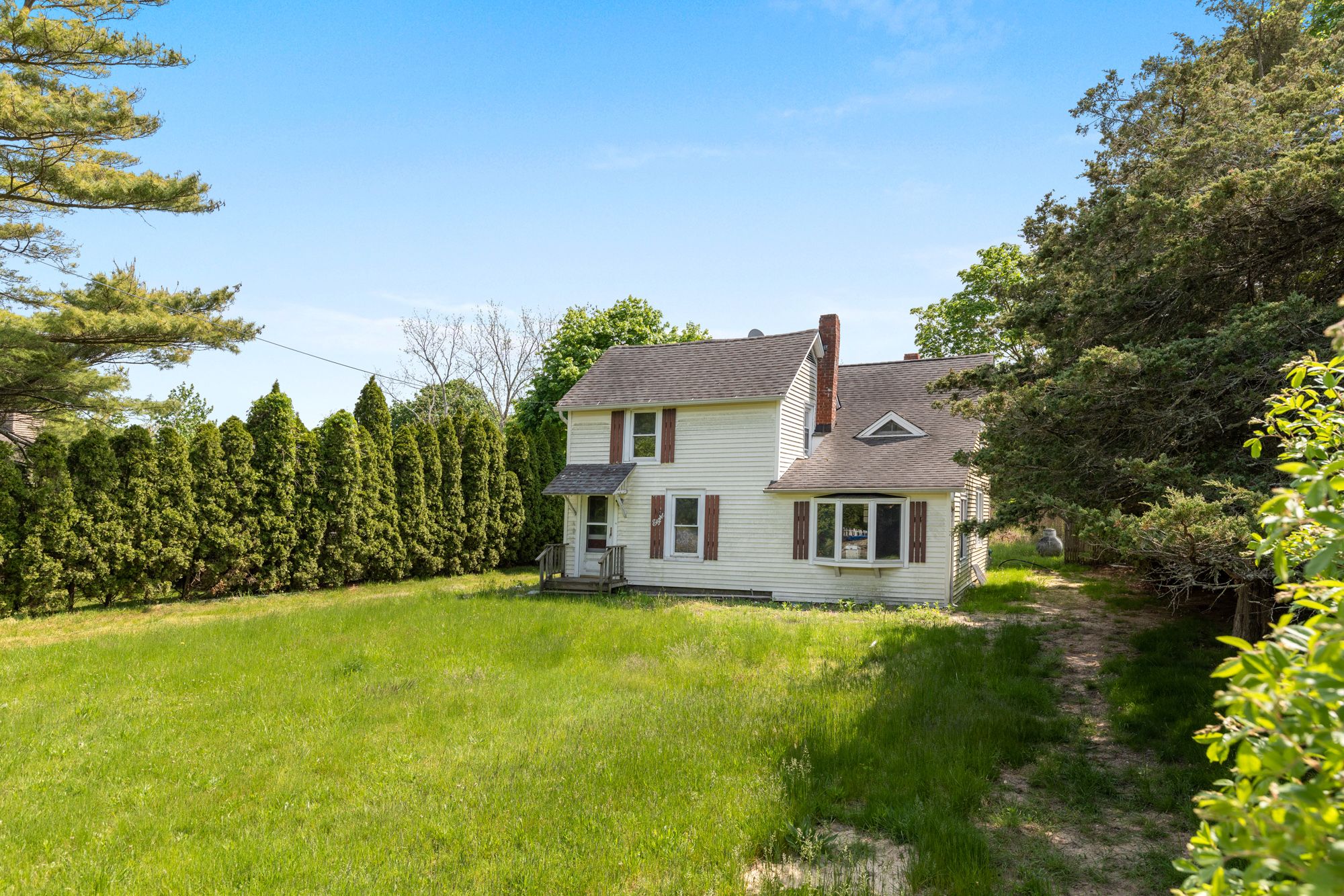 8 Bay Ave, East Quogue, NY 11942 Out East