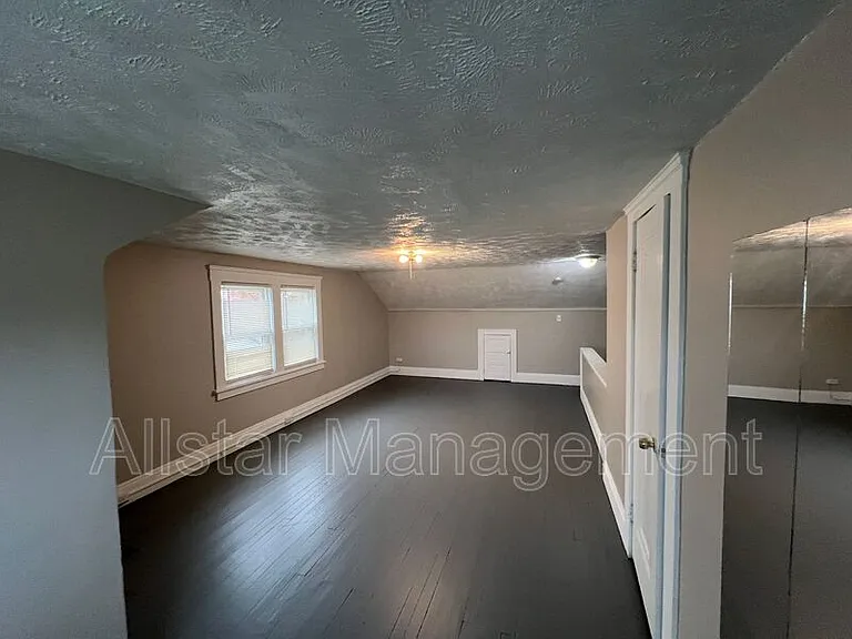 3301 Washington Blvd — Photo 2