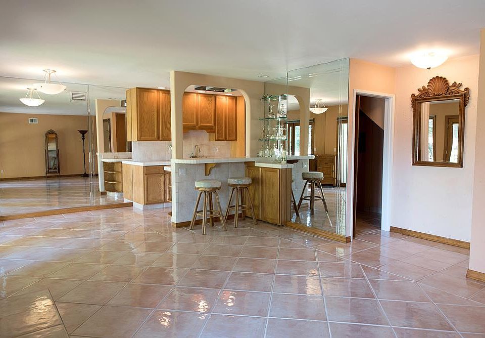 2nd image of 1432 Dolphin Dr