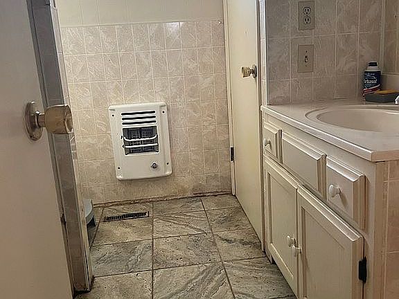 5th image of 1005 Holden Ave