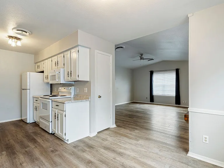 3220 E 47th St S — Photo 15
