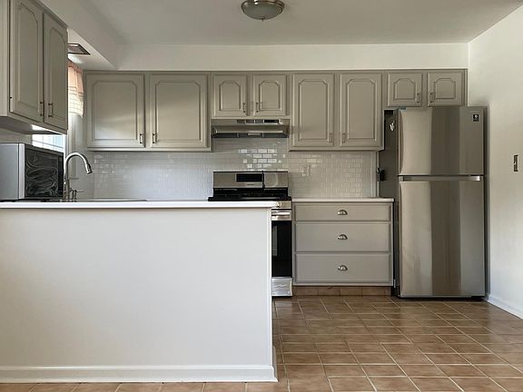 Eat-in kitchen