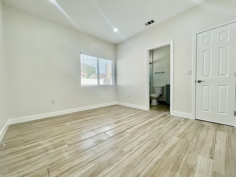 4747A Hazelbrook Ave — Photo 4