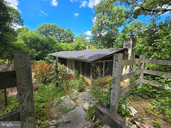 3rd image of 48 Pineview Dr
