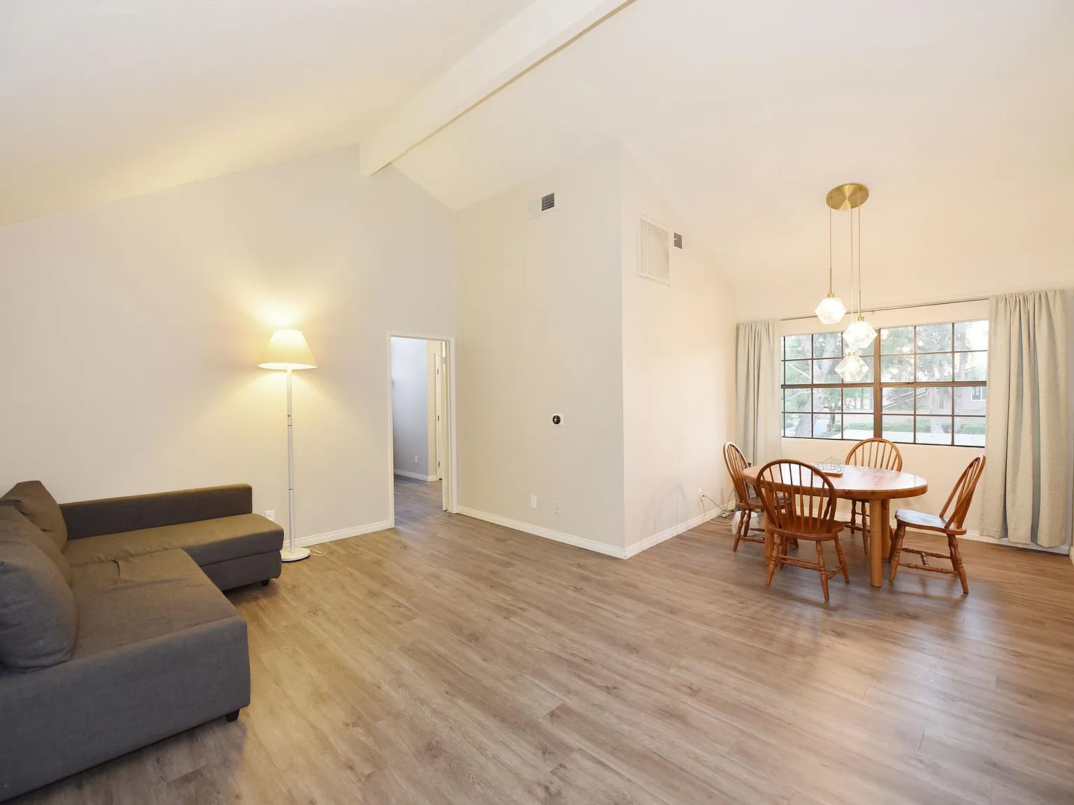 1 bed, 860 sqft, $2,700 — Photo 2