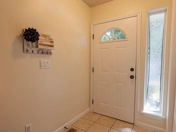 2nd image of 930 N Goldenrod Ct