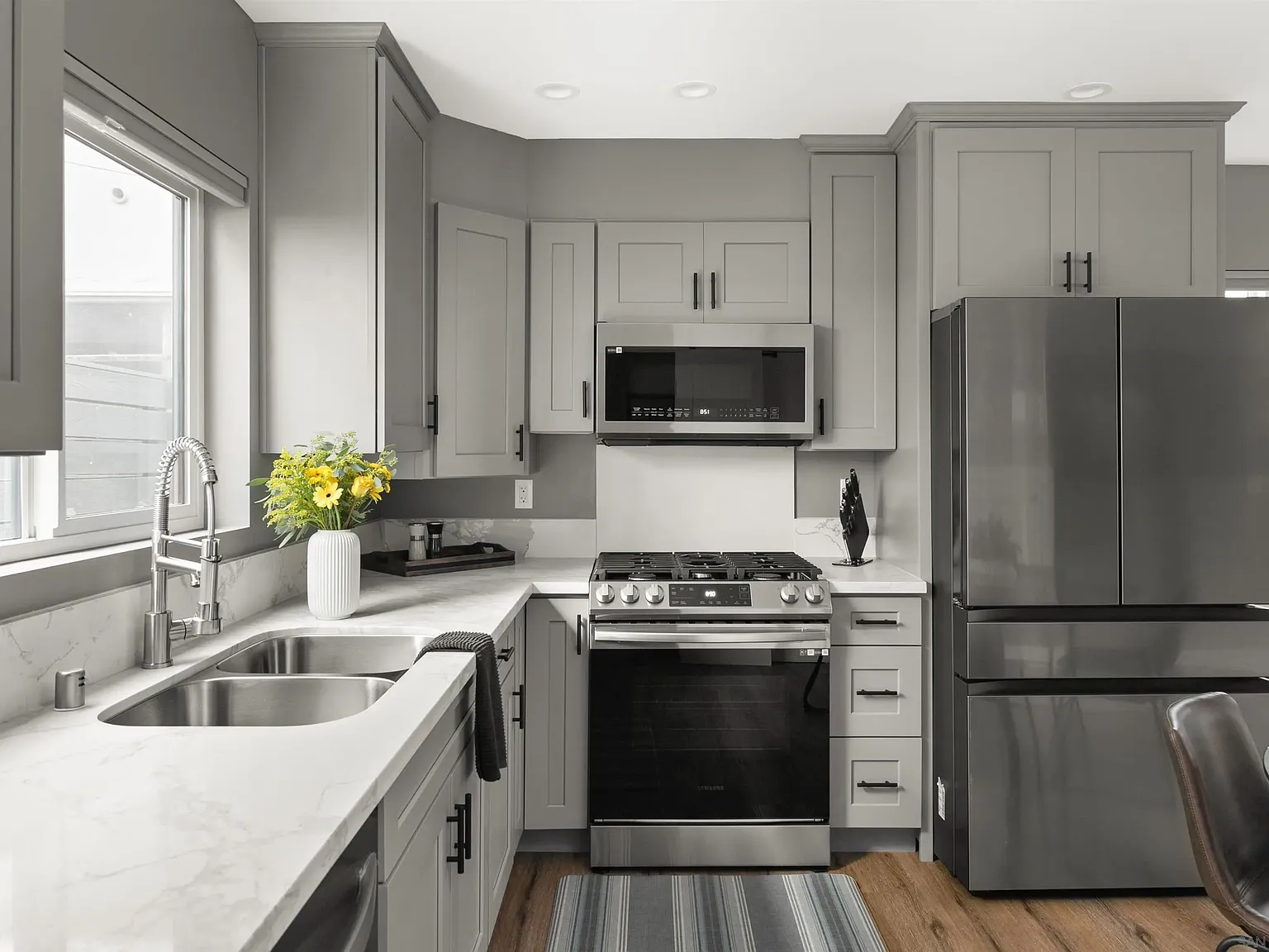 2 bed, 1.5 bath, 1200 sqft, $6,900 — Photo 3