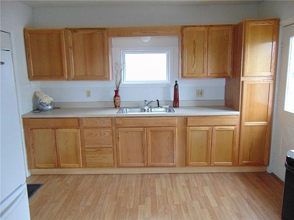 5th image of 105 Brown St