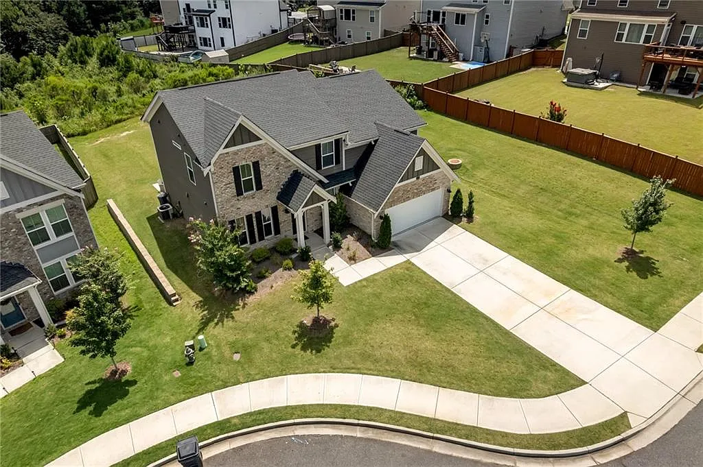 4 bed, 2.5 bath, 2580 sqft, $2,995 — Photo 1