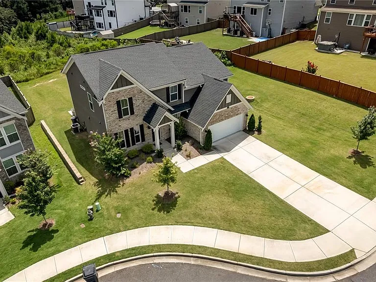 1645 Hillcrest Dr — Photo 1
