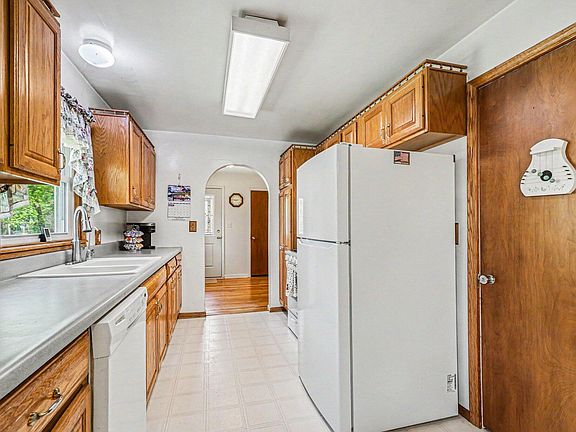 4th image of 315 Marcelletti Ave
