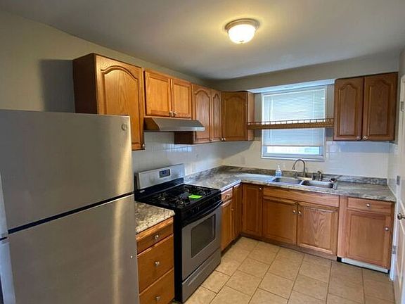 4th image of 1537 Chandler Ave