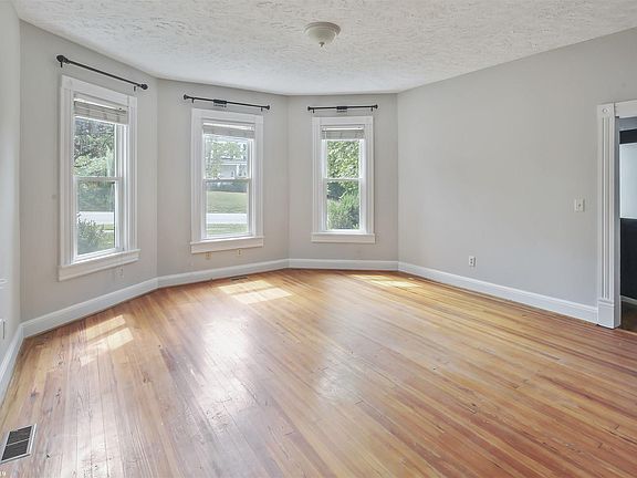 4th image of 204 S Franklin St