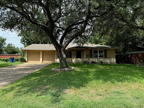 105 E Woodbury Dr Photo 1