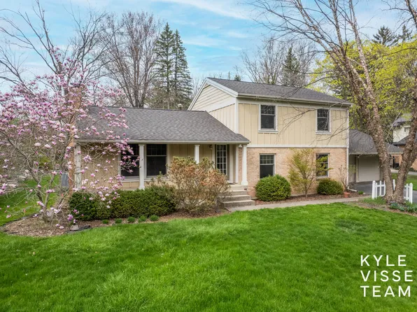 2827 Reeds Lake Blvd SE, East Grand Rapids, MI 49506
