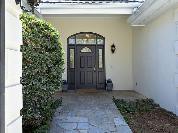 5th image of 104 Hampshire Pl