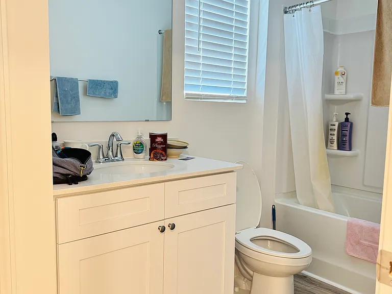 Bright, clean full bathroom with natural light_