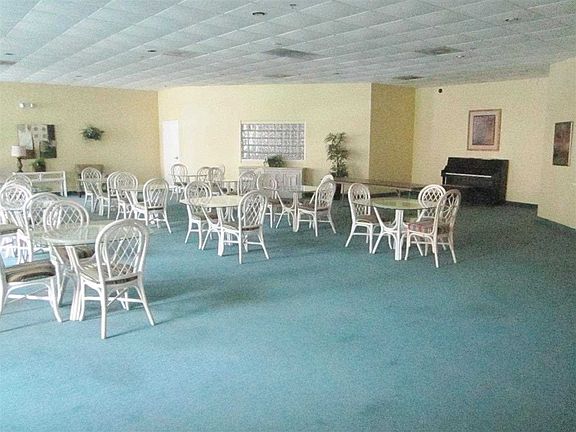 5th image of 224 E Garden St APT 117