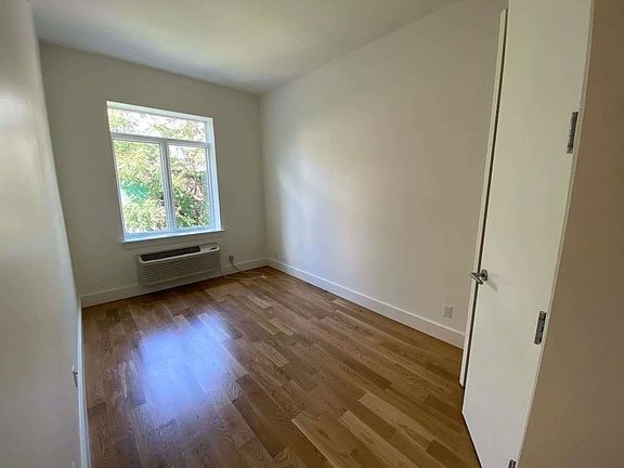 4th image of 91 Varet St #3V