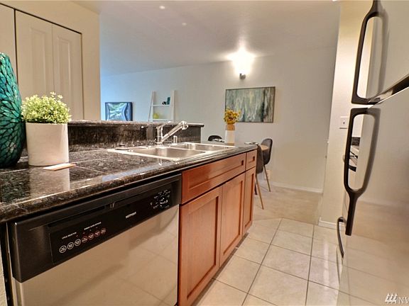 4th image of 300 10th Ave Unit B205