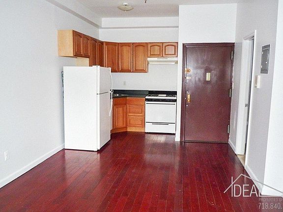 5th image of 224 Montrose Ave