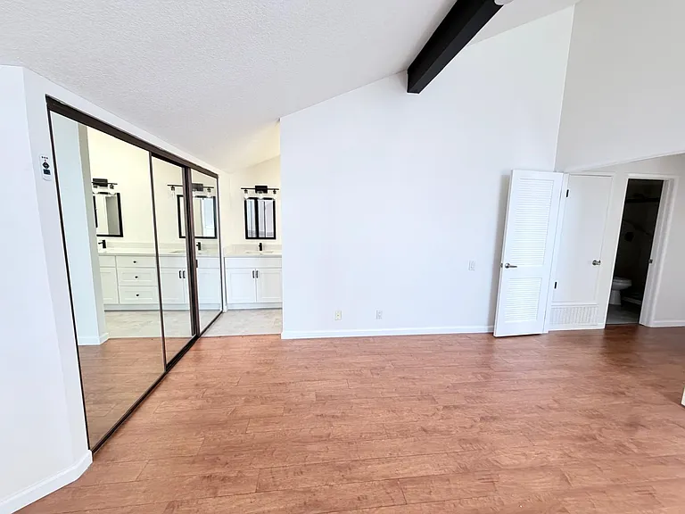 4057 San Francisco Ter — Photo 12