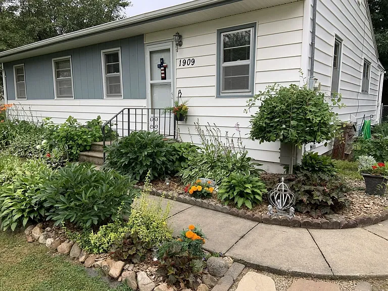 1909 Robin Rd — Photo 9