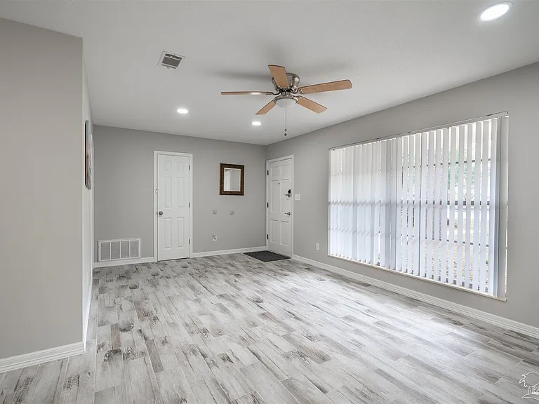 8100 Six Pence Dr — Photo 21