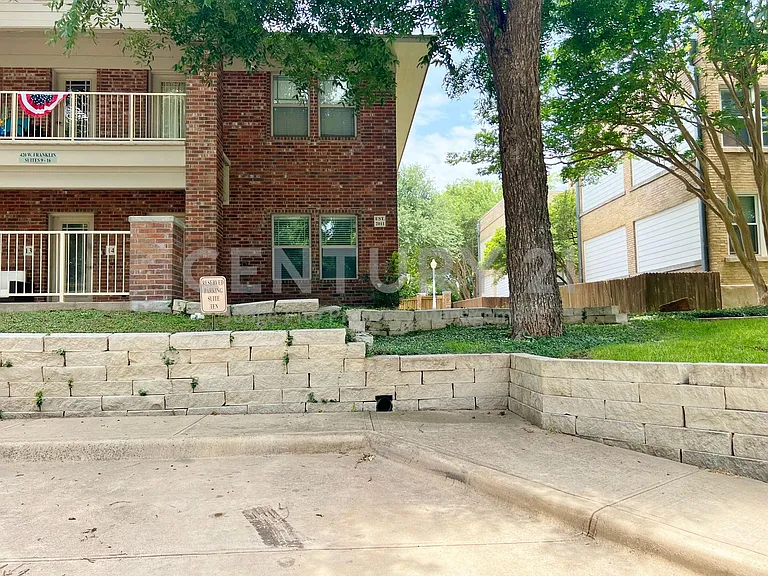 420 W Franklin St #10 — Photo 11