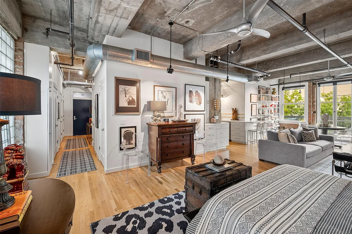 Building Photo - 204 Travis St #2C