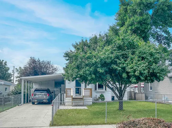 421 23rd St NW, Minot, ND 58703