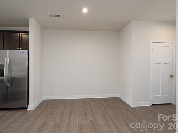 5th image of 712 Hazel Way