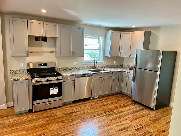 11-13 Garfield Ave — Photo 21