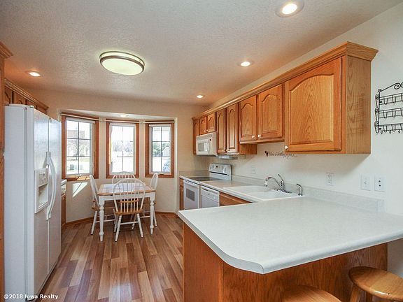2nd image of 604 Golfview Dr