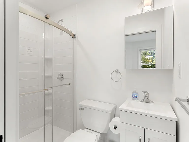 621 E 8th St #12 — Photo 3
