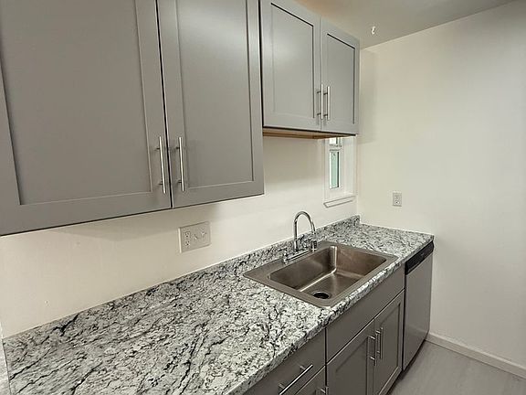 5th image of 1625 Park Ln APT 84