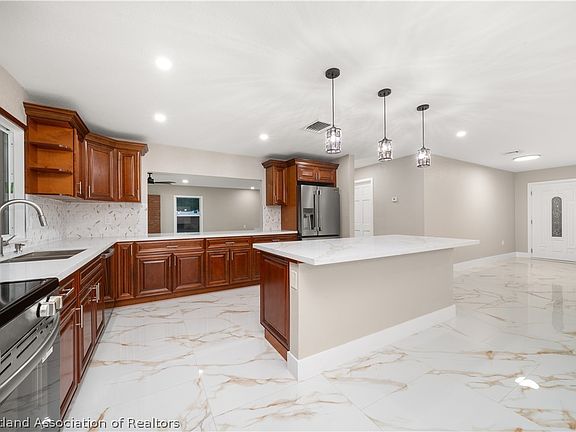 5th image of 1050 Knollwood Cres
