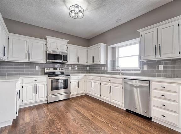 4th image of 2624 NE Horseshoe Dr