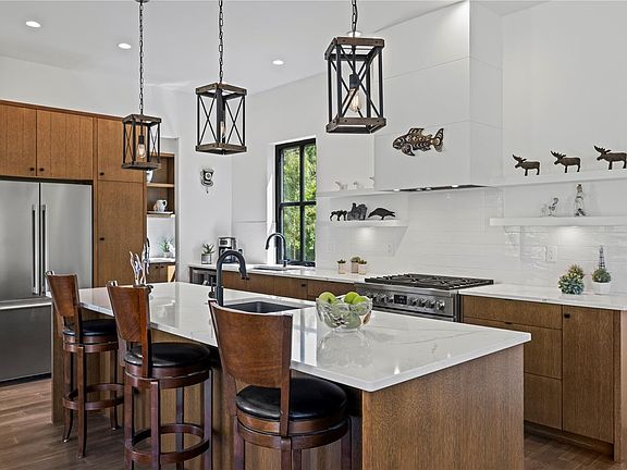 3rd image of 1175 Evergreen Way
