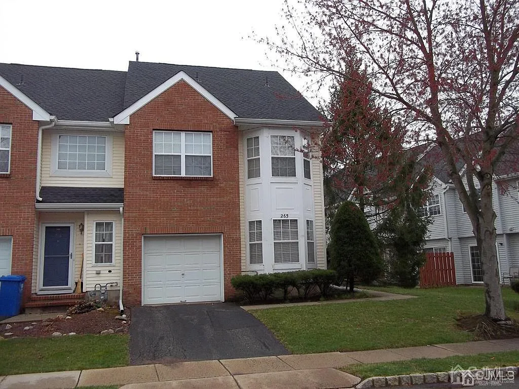 3 bed, 2.5 bath, 1876 sqft, $3,200 — Photo 2