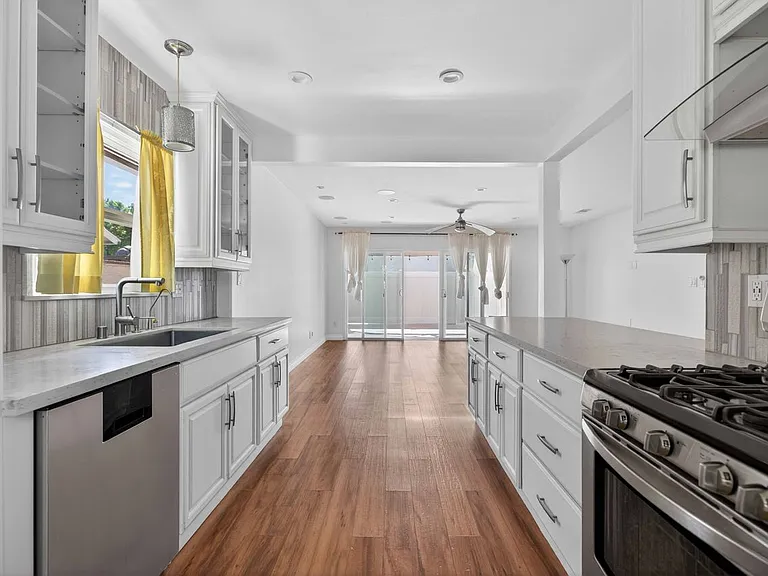 8007 Louise Ave — Photo 5